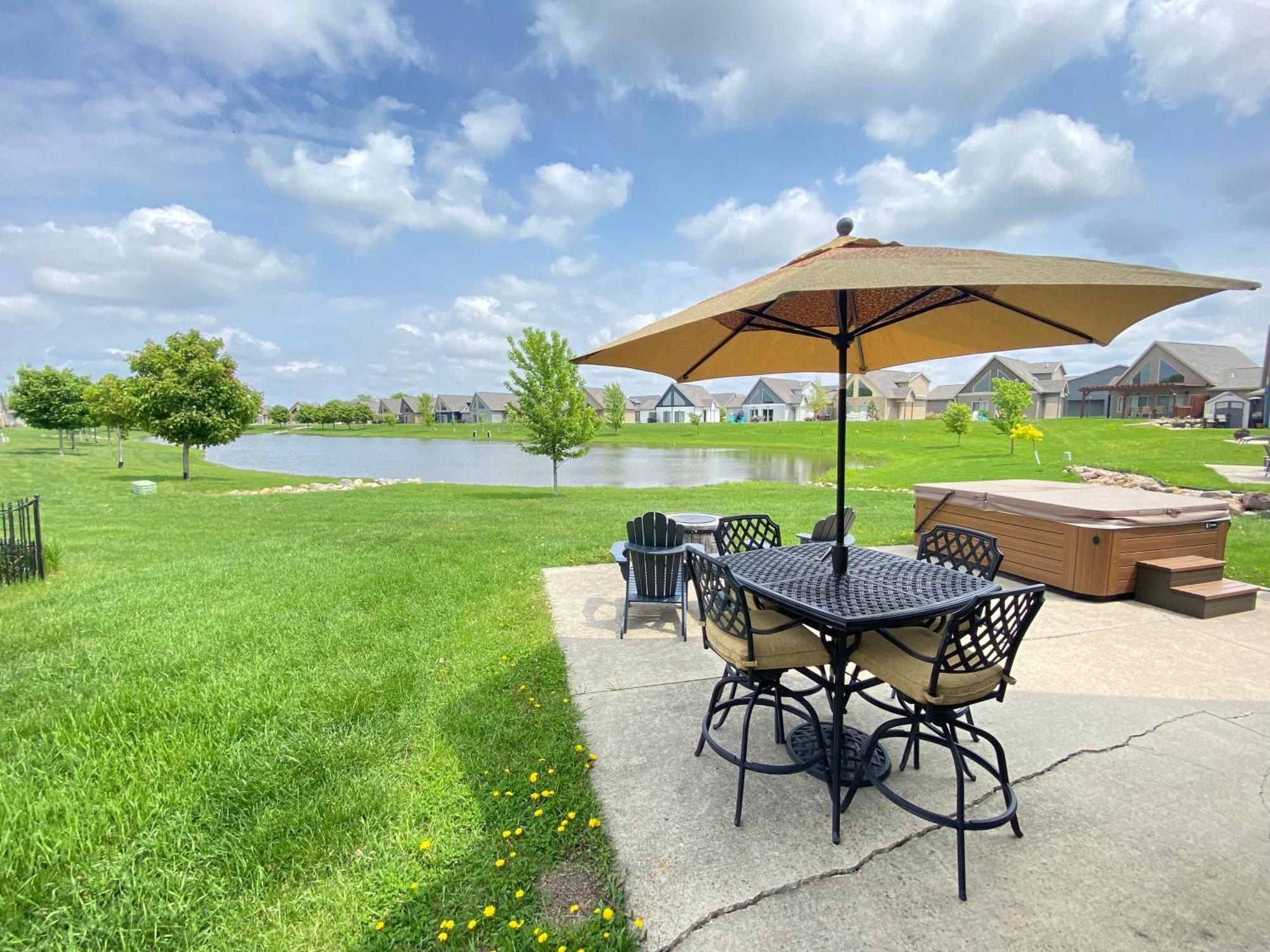 Boho Bungalow On The Pond W/ Hot Tub Arnolds Park Exterior foto