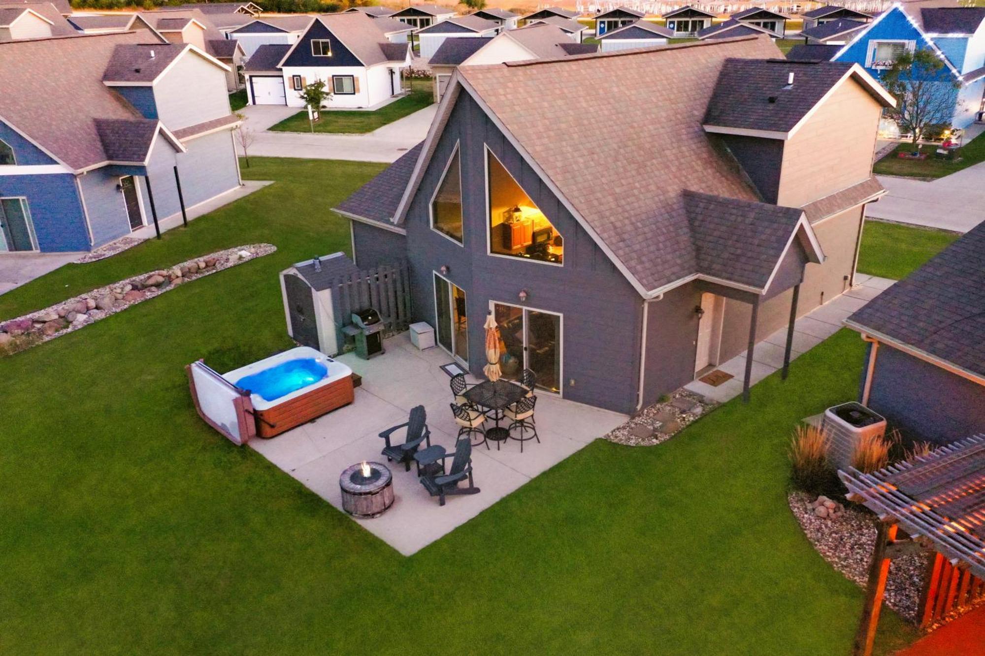 Boho Bungalow On The Pond W/ Hot Tub Arnolds Park Exterior foto